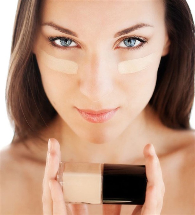 Ngoài ra bạn cũng có thể thay thế các loại phấn nền foundation bằng kem trang điểm dạng lỏng tinted moisturizing có chứa silicone. Đây là loạn kem nền không lắng đọng và bịt kín các lỗ chân lông. Bên cạnh đó còn tạo ra lớp nền bảo vệ da hiệu quả trước tác động của nhiệt độ cao và ánh nắng mặt trời.