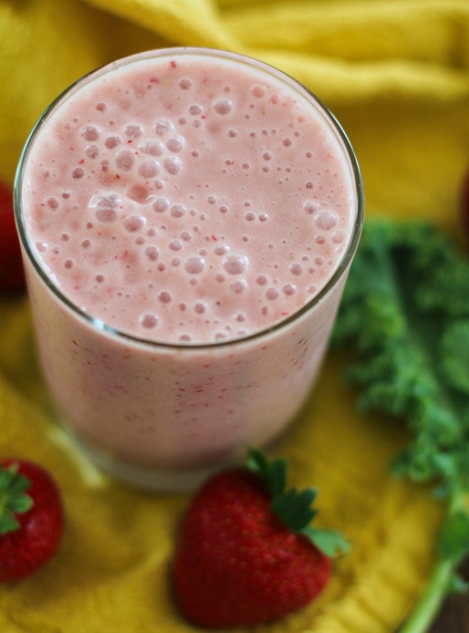 4. Táo, dâu và cải xoăn. Dâu tây giàu axit ellagic, folate và vitamin C có đặc tính chống viêm, giảm các tổn thương tế bào gây ra bởi gốc tự do, 1 trong những nguyên nhân chính gây lão hóa da, đốm nâu và nếp nhăn. Kết hợp cùng các dưỡng chất trong táo, vitamin A và K trong cải xoăn bảo vệ da chống lại tác hại của tia UV, làm da trắng sáng và ngăn ngừa da bị khô, bong tróc. Chế biến hỗn hợp giàu dưỡng chất này đơn giản bằng cách xay nhuyễn 1 quả táo đã bỏ vỏ, 2 chén dâu tây, 6 lá cải xoăn và 1/4 chén nước.