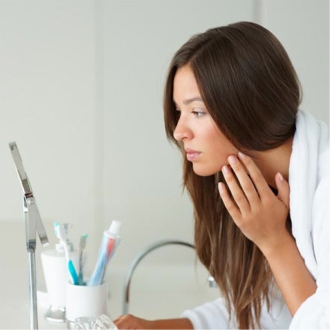 5. Tránh sờ nặn mụn. Đây chính là lúc thích hợp để bạn lên quyết tâm từ bỏ thói quen xấu này. Chạm tay quá thường xuyên lên mặt là cách nhanh nhất giúp vi khuẩn, các chất dầu và bụi bẩn lây lan vào da, làm cho tình trạng kích ứng và nổi mụn càng trở nên khó kiểm soát. Nếu tóc thuộc loại nhờn, bạn cần buộc gọn để tránh rơi rớt và tiếp xúc trực tiếp với da mặt.