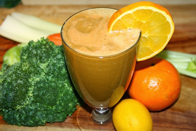 5. Cam, bông cải xanh và cải xoong. Đây là loại thức uống giúp bạn nhanh chóng cải thiện cấu trúc da, làm da khỏe mạnh, tươi sáng và giảm hình thành nếp nhăn. Ngoài ra, bông cải xanh giúp da chống lại tác động của ánh nắng mặt trời. Bên cạnh đó cải xoong rất giàu beta carotene làm da láng mịn chỉ sau khoảng 1 tuần sử dụng, bằng cách xay nhuyễn 3 quả cam tách vỏ, 1 tách bông cải xanh và 1 nắm cải xoong.  