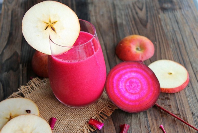 6. Củ cải đường, dưa chuột và táo đỏ. Rửa sạch, gọt vỏ, rễ củ cải đường, táo đỏ và dưa chuột, rồi xay nhuyễn cùng 1/2 chén nước. Nước hoa quả thơm ngon này có tác dụng ngăn chặn lão hóa, cải thiện sức khỏe và tăng lượng máu cung cấp cho da, từ đó giúp da không bị chảy xệ. Kết hợp công dụng dưỡng ẩm từ cả 3 loại rau quả có thể làm cho làn da nhanh chóng trở nên trắng mịn và mềm mại.