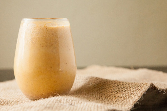 7. Khoai lang, rau bina và gừng tươi. Nếu muốn da mặt luôn mịn màng, ngăn chặn các dấu hiệu lão hóa như vết chân chim, nếp nhăn…, giảm thâm nám, bạn nên thường xuyên uống hỗn hợp bổ dưỡng này. Được chế biến từ 2 củ khoai lang xay nhuyễn cùng 1 nắm rau bina, 1 vài miếng gừng tươi, đây là thức uống giúp bạn thải loại các độc tố khỏi máu, cải thiện da cũng như điều trị tình trạng tăng sắc tố và các đốm đen trên da.