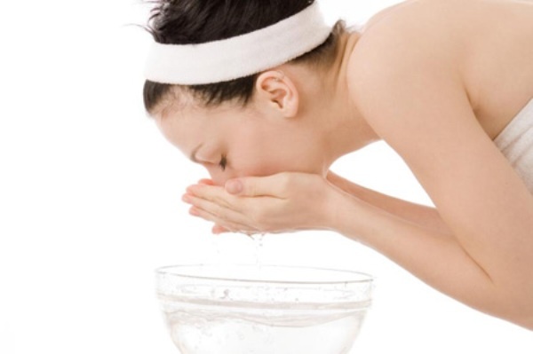 Tẩy trang sạch sẽ: Trang điểm có thể khiến cho lỗ chân lông lớn hơn.Vì vậy mà bạn cần phải rửa sạch mặt mỗi khi trang điểm. Việc áp dụng các loại kem dưỡng ẩm phù hợp với làn da của bạn sẽ giúp se khít lỗ chân lông của bạn một cách tối đa nhất.