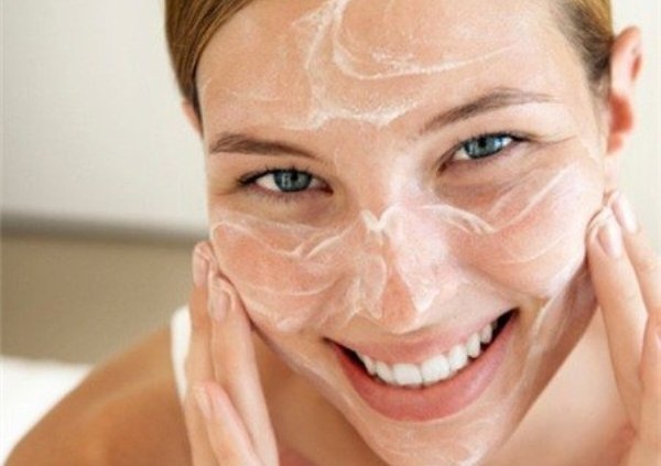 Tẩy tế bào chết: Tẩy da chết là cách giúp bạn se khít lỗ chân lông trên da .Bạn có thể tẩy tế bào chết bằng các dưỡng chất tự nhiên phù hợp với làn da của bạn như bột yến mạch và đường.