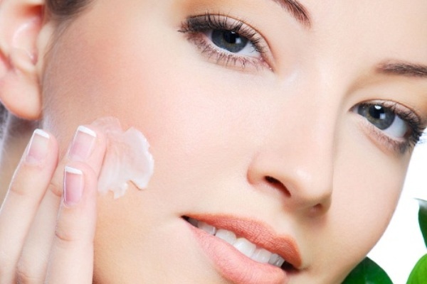 Chăm sóc da hoàn hảo: Bạn có thể  se khít lỗ chân lông của mình bằng một chế độ chăm sóc da hàng ngày. Làm sạch da thường xuyên và sử dụng kem dưỡng da phù hợp sẽ giúp săn chắc làn da của bạn. Bạn có thể thực hiện đều đặn trước khi ngủ sẽ cho kết quả tuyệt vời.