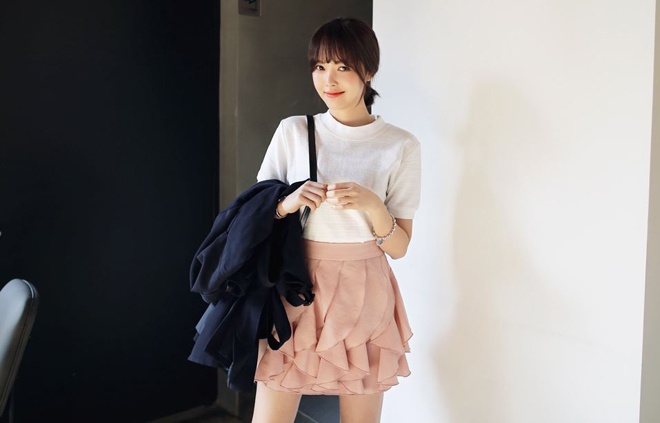 Các đường bèo xếp nếp giúp set đồ đơn giản nhất cũng trở nên nữ tính và cuốn hút hơn. Khi diện váy công sở dạng này, bạn nên tiết chế bớt kiểu áo, trang sức và phụ kiện đi kèm. Một chiếc áo pull trẻ trung hay sơ mi trắng thanh lịch là gợi ý mix, match rất đáng tham khảo.