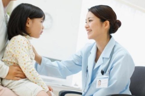 Be gai bi giun kim, mac luon benh viem nhiem vung kin hinh anh