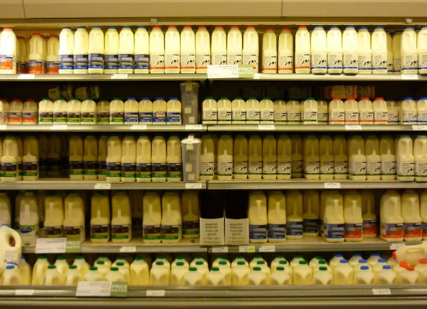 11. Sữa pha nước: Để làm dịu vết ngứa, bạn hãy pha một phần sữa và một phần nước rồi thấm vào khăn tay và đắp lên vết ngứa. Đây cũng là một cách hiệu quả để làm dịu cảm giác bỏng rát trên da khi bị cháy nắng.