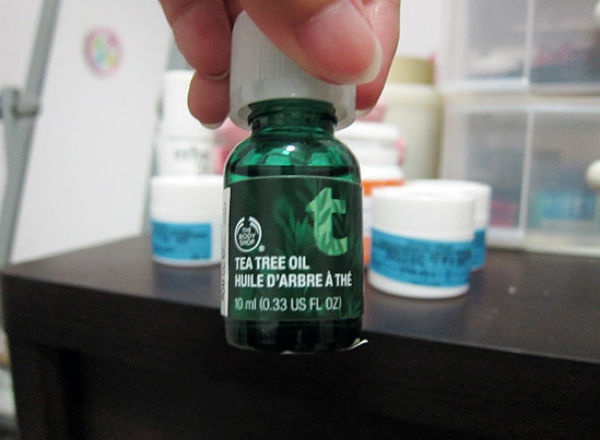 2. Tinh dầu đóng vai trò như một chất chống viêm nên nó có tác dụng làm dịu cảm giác ngứa, sưng và đau. Tinh dầu còn chứa chất chống vi khuẩn nên có thể ngăn ngừa vết đốt khỏi bị nhiễm trùng. 