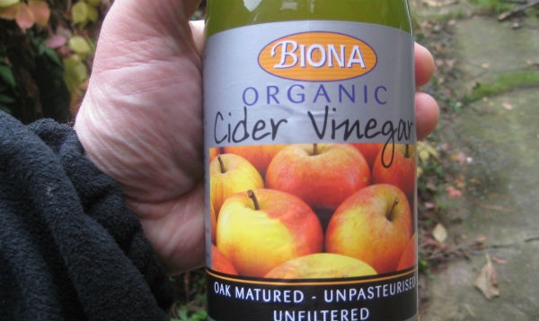 3. Giấm: Tính axit của giấm có thể làm bạn hết ngứa do bị muỗi cắn.  Bạn nên pha 2-3 chén giấm với nước ấm trong bồn tắm để trị vết đốt toàn thân hoặc nhỏ vài giọt giấm vào khăn bông và thấm vào từng vết đốt.