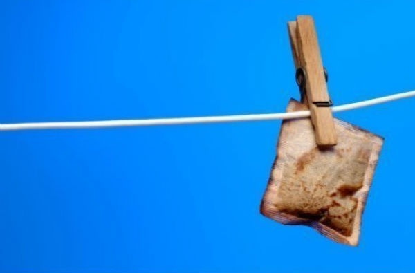 5. Trà túi lọc: Ngoài được dùng để làm giảm quầng thâm, bọng mắt, trà túi lọc cũng có thể làm giảm sưng tấy ở vết muỗi đốt. Chất tanin trong trà có tác dụng làm se, đẩy dịch dư thừa ra khỏi vết đốt.