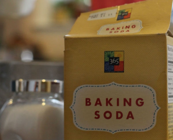 6. Baking soda: Sodium bicarbonate trong baking soda là một hợp chất có tính kiềm nhẹ, có thể làm trung hòa sự cân bằng độ pH trên da. Điều này có thể ngăn ngừa tình trạng sưng tấy, giảm bớt đau nhức ở vết muỗi đốt. Bạn có thể hòa tan một ít bột baking soda vào nước ấm tạo ra hỗn hợp sền sệt rồi bôi lên da, để khô trong vòng vài phút, sau đó rửa sạch.