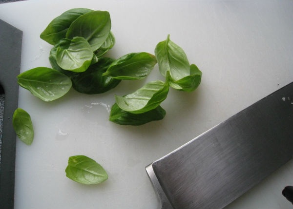 7. Lá rau húng có chứa long não và thymol, 2 hợp chất có tác dụng làm giảm ngứa. Bạn có thể nghiền nát vài lá rau húng hoặc sử dụng tinh dầu để thoa lên vết muỗi đốt.