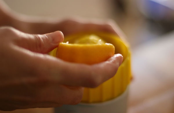 8. Chanh là một loại quả có tác dụng chống ngứa, kháng khuẩn nên bạn có thể sử dụng nước hoặc vỏ chanh để làm dịu ngứa khi bị muỗi đốt. Tuy nhiên, chanh có phản ứng với ánh sáng mặt trời nên bạn chỉ được sử dụng cách này khi đã an toàn trong nhà.