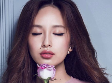 Mot toc re ngoi giua tro lai hinh anh