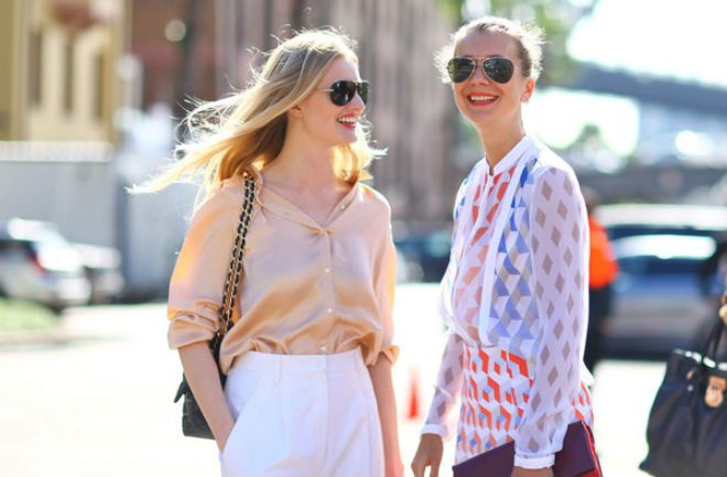 Loại kính kiểu phi công (aviator) với bản rộng, mỏng và đổ dài xuống gò má, phù hợp với mọi khuôn mặt và trang phục. Kiểu kính mắt mèo với 2 góc trên của mắt kính không quá xếch hoặc bề ngang không quá hẹp cũng rất phù hợp với khuôn mặt trái tim.