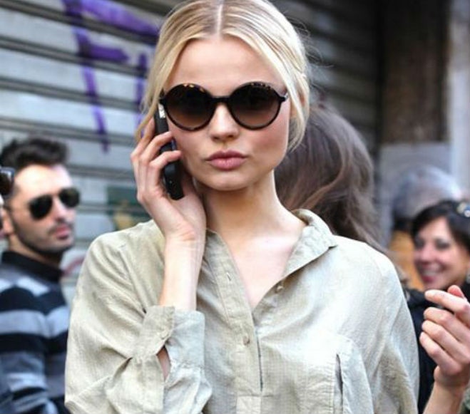  Kiểu kính hình oval hay hơi chữ nhật có đường lượn góc mềm mại sẽ giúp gương mặt vuông trông dài hơn. Mắt kính hình tròn cũng có thể làm gương mặt bạn đỡ cứng. Tránh đeo kính hình vuông hay loại kính quá ôm sát mặt.