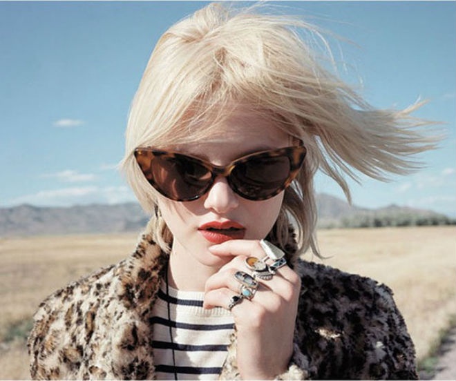  Những chi tiết góc cạnh trên kính sẽ khiến dáng mặt tròn trông thon gọn hơn. Tất nhiên, bạn cũng cần tránh những chiếc gọng kính hình oval hoặc tròn nếu sở hữu khuôn mặt tròn.