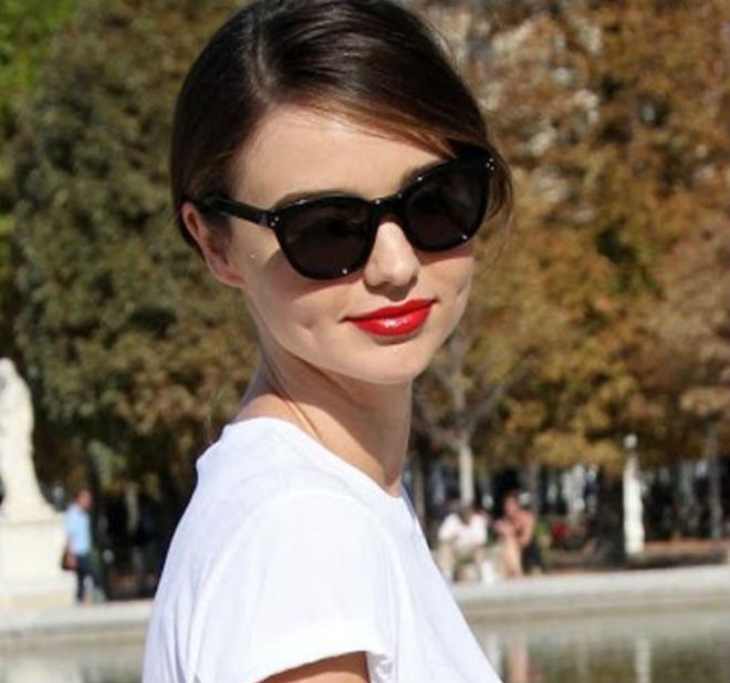 Mặt tròn: Mặt tròn có hình dạng tròn vòng quanh chân tóc và cằm tròn, bề ngang khuôn mặt rộng. Lựa chọn lý tưởng cho bạn là những chiếc kính râm có gọng vuông, dáng thon dài, kính đa giác hoặc mắt mèo.