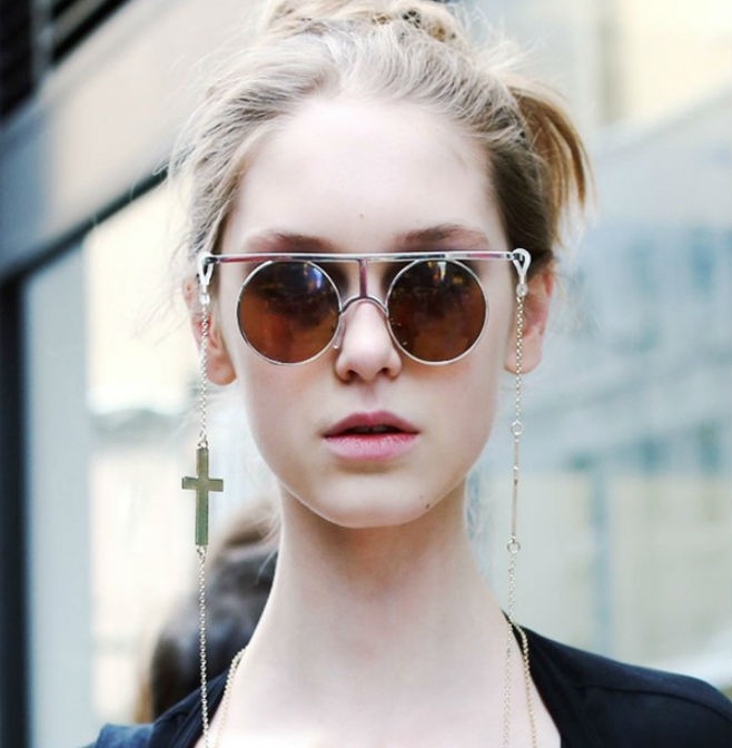 Mặt dài:  Nếu sở hữu dáng mặt này, bạn nên chọn kiểu kính oversized hoặc ôm sát lấy mặt, đường nét mềm mại để giúp khuôn mặt dài có thêm những nét đầy đặn và đỡ “dài” hơn.