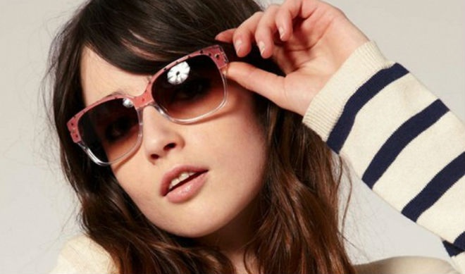 Tránh sử dụng những loại gọng kính tròn vì sẽ làm lộ rõ những đường nét góc cạnh trên khuôn mặt bạn. 