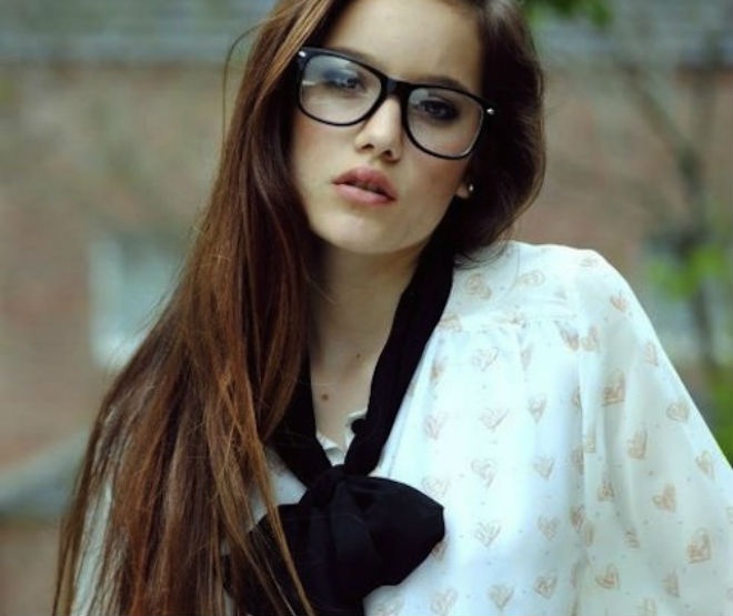 Mặt góc cạnh: Khuôn mặt có nhiều đường nét góc cạnh sẽ phù hợp với những mắt kính có 2 bên thẳng, đường viền dưới tương tự như phía trên vì chúng sẽ làm nổi bật cằm và trán của bạn hơn.