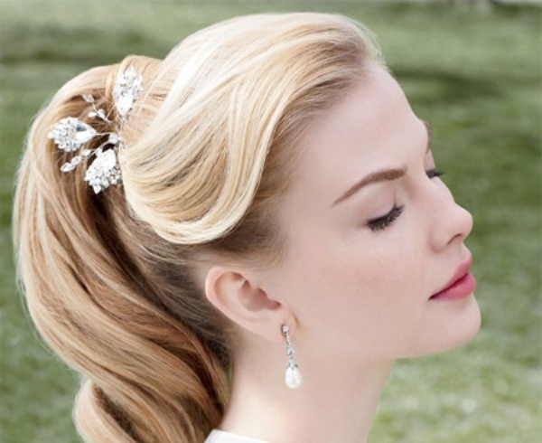 Sau khi đã buộc tóc ở độ cao trung điểm, để lỏng tay rồi làm trùng tóc trên đỉnh đầu để tạo độ phồng duyên dáng cho tóc.