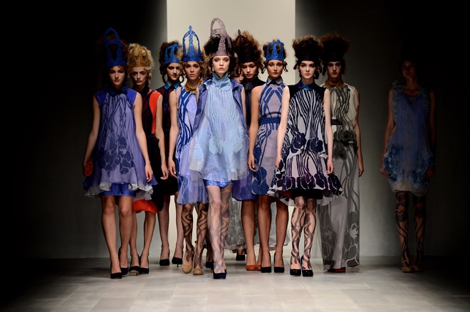 Các thiết kế mang đậm dấu ấn Trung Đông, châu Á hay châu Phi đang ngày càng phổ biến hơn tại 4 tuần lễ thời trang lớn nhất thế giới. Trong ảnh là bộ sưu tập độc đáo của Bora Aksu, NTK Thổ Nhĩ Kỳ được giới thiệu tại London FW 2013.