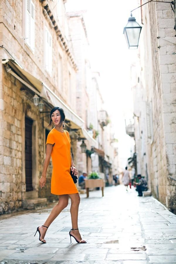 2. Váy suông ngắn và giày cao gót: Không chỉ thoải mái mà những chiếc váy suông giúp bạn che giấu những nhược điểm làm bạn mất tự tin. Đối với trang phục váy suông ngắn, bạn nên chọn kiểu váy đơn giản, chất liệu mềm, mỏng kết hợp với một đôi giày cao gót thanh mảnh.