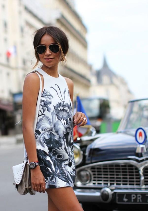 Bạn cần tránh những kiểu váy suông hạ eo với phần gấu xòe (kiểu váy suông đuôi cá) và những đôi giày cao có đế vuông thô bởi chúng sẽ không giúp tôn dáng mà còn khiến bạn trông thấp bé hơn.