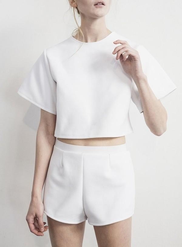 4. Crop-top và quần tailored shorts: Những chiếc quần short ôm sát sẽ khiến cơ thể bạn không cân đối, bởi vậy tailored short là lựa chọn lý tưởng cho bạn. Vóc dáng này cũng thường có một vòng eo nhỏ, vì vậy cố gắng chọn crop top một cách khéo léo để che và tôn ưu nhược điểm một cách hoàn hảo.