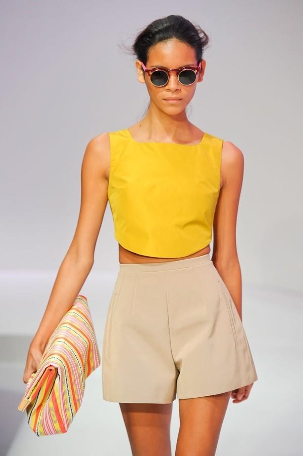 Các dáng crop top suông, rộng không quá ôm với độ dài chạm hoặc qua rốn kết hợp với tailored short cạp cao chắc chắn là cân bằng tỉ lệ cơ thể vì đã che được phần lưng dài và phần hông bụng thấp.