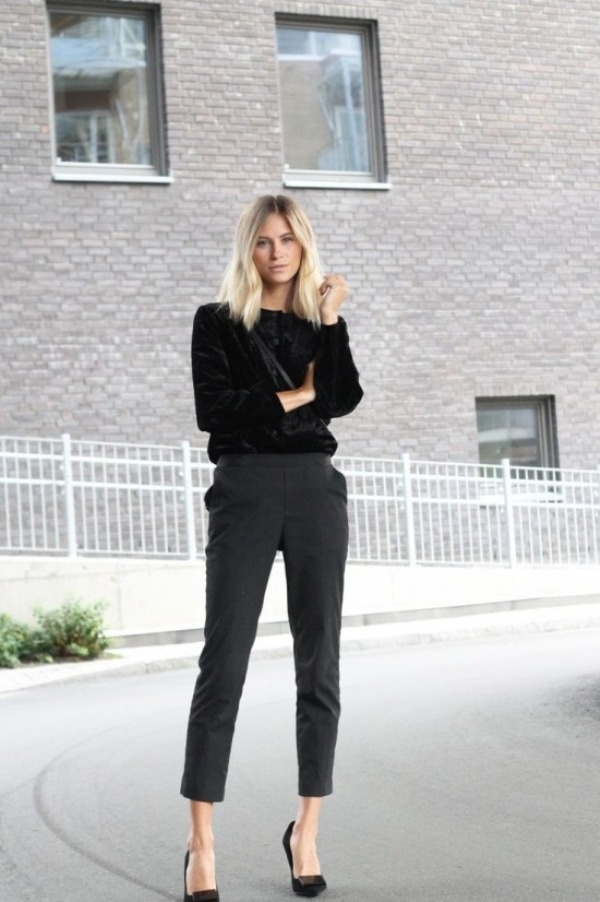 1. Thay đổi kiểu dáng quần  Để làm mới món đồ công sở cơ bản này, việc đầu tiên bạn cần là lưu tâm đến kiểu dáng của chúng. Đã qua rồi cái thời quần âu là cứ phải phải đứng dáng hay nghiêm túc tuyệt đối, sự truyền thống đó chỉ càng khiến bạn trở nên “ cổ hủ” và lỗi thời. 