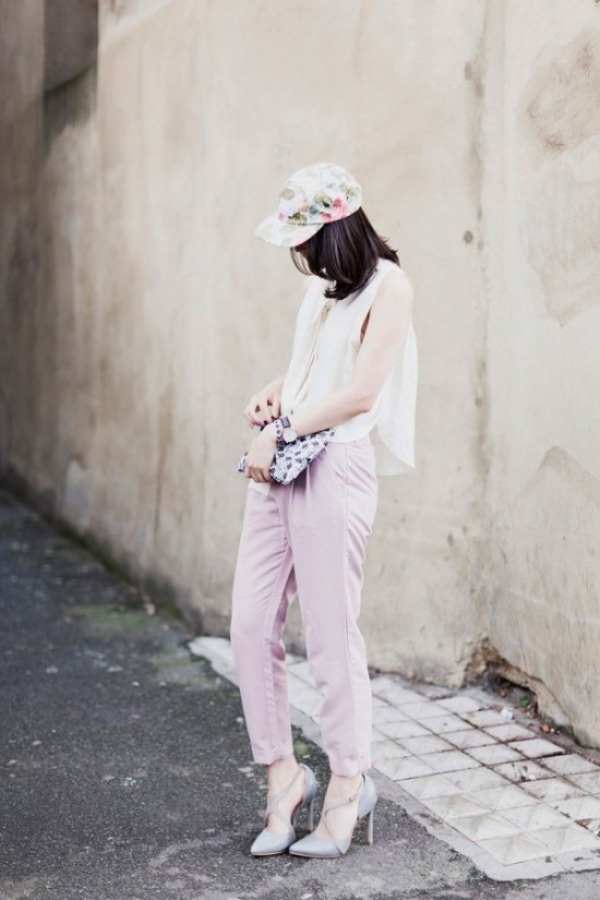 3. Sử dụng màu sắc     Chỉ cần một chút tinh tế khi phối đồ và kết hợp màu sắc, bạn có thể làm chủ hoàn toàn và biến item công sở khô cứng này trở nên trẻ trung, năng động và sành điệu hơn hẳn.