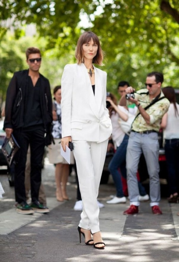 4. Lựa chọn ống quần phù hợp     Hãy chọn những chiếc quần âu có độ rộng phù hợp với vóc dáng của bạn vì đó là nguyên tắc tối thiểu để tôn sự trẻ trung, uyển chuyển của cô nàng công sở.