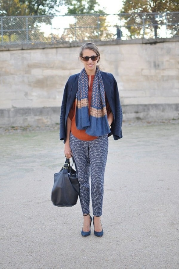 Hãy khéo léo kết hợp với một chiếc blazer thời thượng, hoặc thiết kế vải tweed cũng là một ý tưởng cực kỳ hay ho khi mix cùng quần âu.