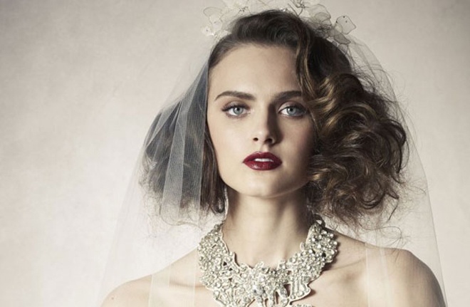 1. Uốn gợn sóng, tạo lọn xoăn. Nếu tóc bạn chỉ dài ngang vai, kiểu tóc gợn sóng bồng bềnh, có thể kết hợp thêm khăn voăn và hoa bản to đội đầu là gợi ý rất đáng tham khảo.