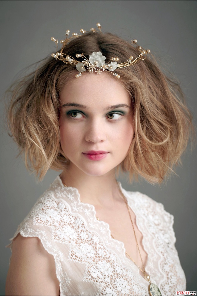 Tóc đánh rối và tạo sóng, đội thêm 1 chiếc vương miện nhỏ cũng sẽ giúp bạn mau sở hữu vẻ đẹp công chúa lộng lẫy, duyên dáng.