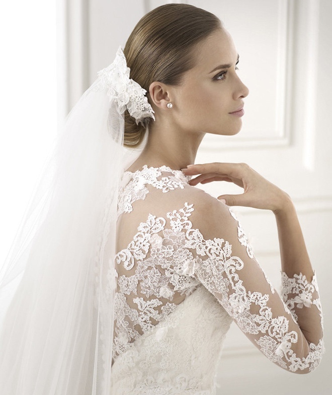 Chỉ cần chải gọn, buộc cao. Dùng gel giữ nếp tóc và uốn cúp phần đuôi vào trong, thêm một chiếc khăn choàng cầu kỳ, bạn sở hữu ngay một kiểu tóc cô dâu lạ mắt và rất sành điệu.