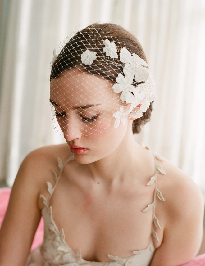 Để kiểu tóc này thêm lộng lẫy, việc kết hợp các phụ kiện nổi bật, ấn tượng là rất cần thiết.