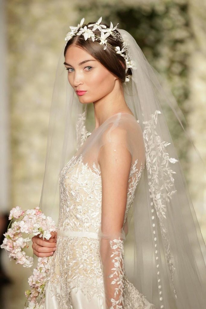 Tóc “củ tỏi” mang lại nét đẹp cuốn hút cho cô dâu chủ yếu nhờ vào sự nổi bật, hấp dẫn ánh nhìn của các loại phụ kiện tóc. Các loại trang sức trang trí tóc dễ ứng dụng cho kiểu búi này là hoa cài, băng đô, khăn voan hoặc vòng hoa có kiểu dáng tinh tế, sắc sảo và lấp lánh.