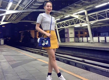 Di tim mau giay co the lam hai long moi kieu trang phuc hinh anh