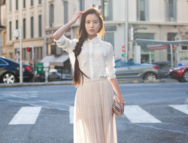 Bien hoa da phong cach voi chan vay maxi hinh anh