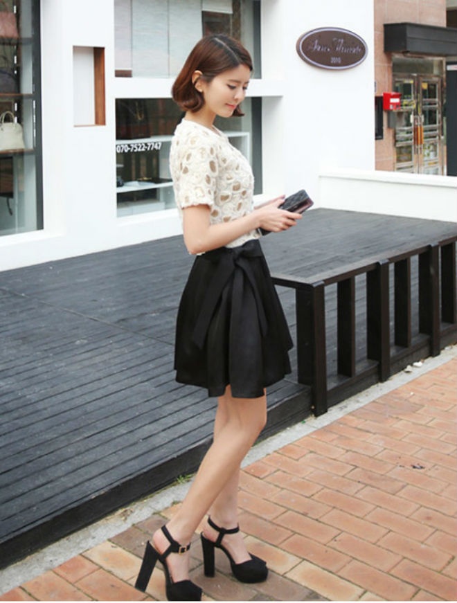 3. Váy xếp ly: Đây là kiểu váy nữ tính sẽ giúp bạn trở nên ngọt ngào, thanh lịch hơn trong mùa hè.