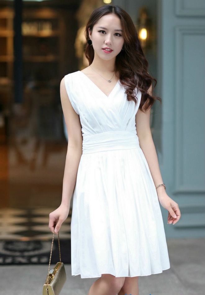 5. Váy trắng: Vẻ nhẹ nhàng, thanh lịch, hiện đại và vẫn thật nữ tính của váy trắng chính là thứ mà bạn luôn cần xuyên suốt mùa hè. 