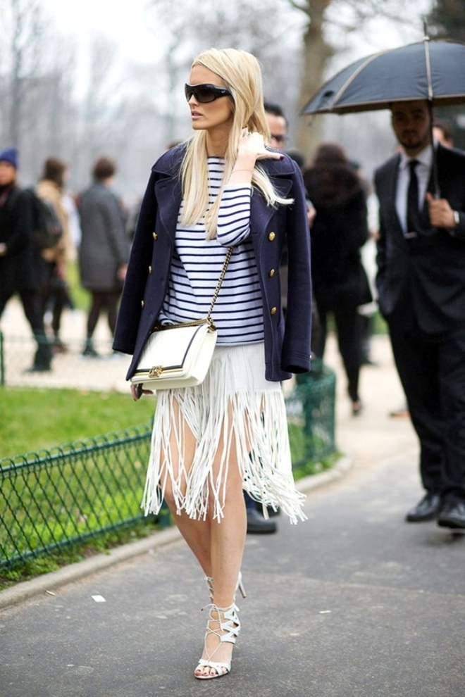 Biên tập viên tạp chí Elle - Kate Davidson Hudson, khuyên bạn nên kết hợp chiếc áo kẻ sọc thân quen với một chiếc chân váy tua rua, và có thể khoác thêm áo vest cùng tông màu với đường kẻ sọc trên áo vào một ngày trở gió.