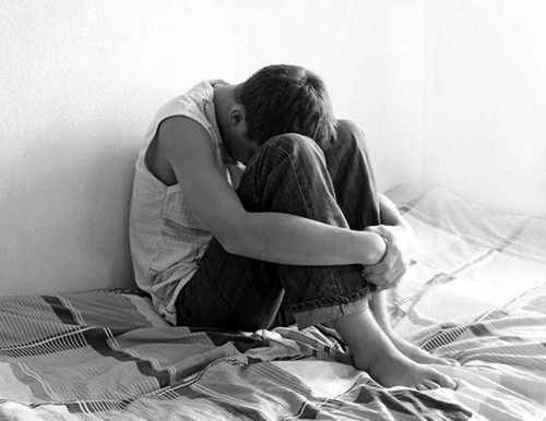 Hoại tử tinh hoàn vì tự chữa tiểu buốt.