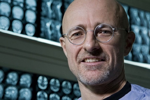 Chan dung bac si se phau thuat ghep dau nguoi hinh anh