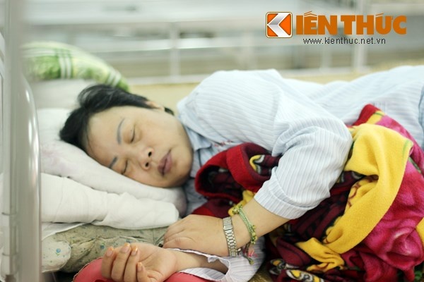  Anh xuc dong ve phut tinh tao cua benh nhan tam than-Hinh-10 Dường như mọi sự đau đớn về bệnh tật đều tan biến hết khi nữ bệnh nhân chìm sâu vào giấc ngủ.