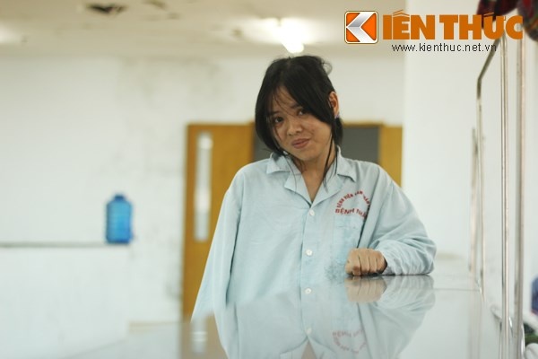  Anh xuc dong ve phut tinh tao cua benh nhan tam than-Hinh-3 Nữ bệnh nhân tâm thần xinh đẹp này tên Hồng. Cô vẫn tự biết bản thân còn trẻ, đời còn dài nên muốn được khỏi bệnh thật nhanh. 